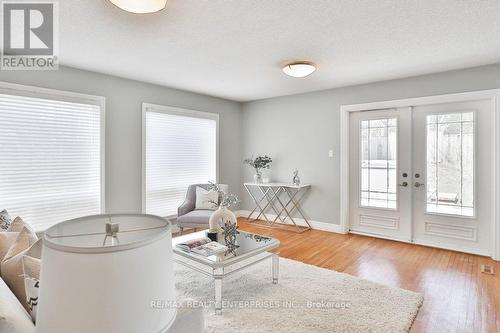 35 Hollyrood Heights Drive, Mississauga, ON - Indoor Photo Showing Living Room