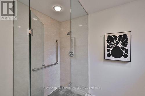 35 Hollyrood Heights Drive, Mississauga, ON - Indoor Photo Showing Bathroom