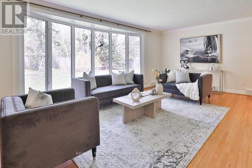 35 Hollyrood Heights Drive, Mississauga, ON - Indoor Photo Showing Living Room