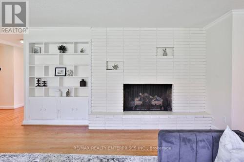 35 Hollyrood Heights Drive, Mississauga, ON - Indoor Photo Showing Living Room