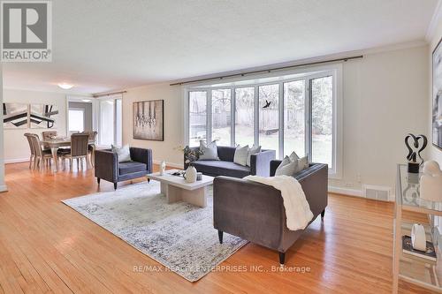 35 Hollyrood Heights Drive, Mississauga, ON - Indoor Photo Showing Living Room