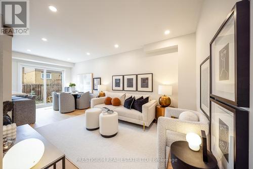 4094 Teakwood Drive, Mississauga, ON - Indoor Photo Showing Living Room