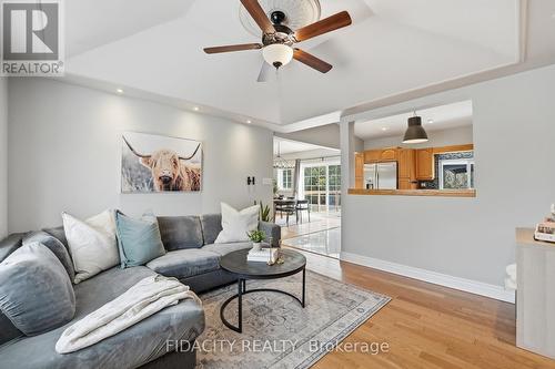 6560 Jack Pine Crescent, Ottawa, ON - Indoor Photo Showing Living Room