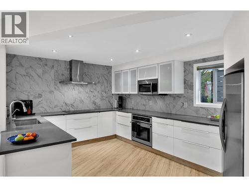 115 Par Boulevard, Kaleden, BC - Indoor Photo Showing Kitchen With Upgraded Kitchen