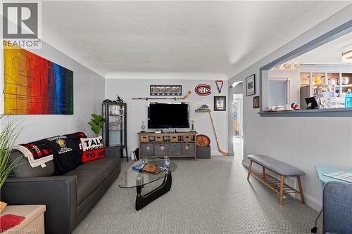 Light gray wall paint complemented by an open pass-through window to an additional room - 25 East 39Th Street, Hamilton, ON - Indoor