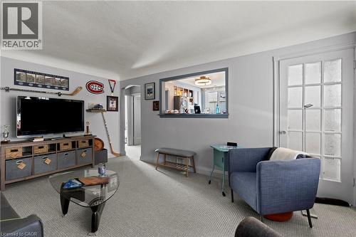 Light gray walls with white baseboards and crown molding - 25 East 39Th Street, Hamilton, ON - Indoor Photo Showing Living Room