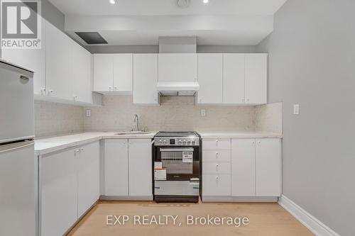 3095 Tacc Drive, Mississauga, ON - Indoor Photo Showing Kitchen With Upgraded Kitchen