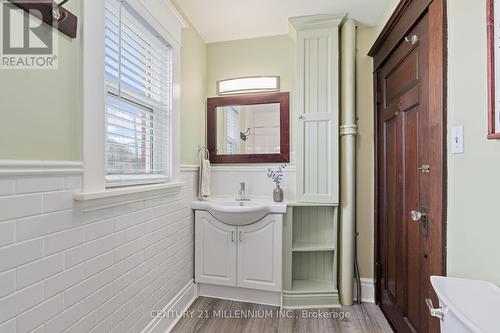 47 South Street, Cambridge, ON - Indoor Photo Showing Bathroom