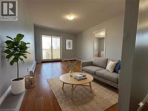 15 Mowat Boulevard Unit# 14, Kitchener, ON - Indoor Photo Showing Living Room