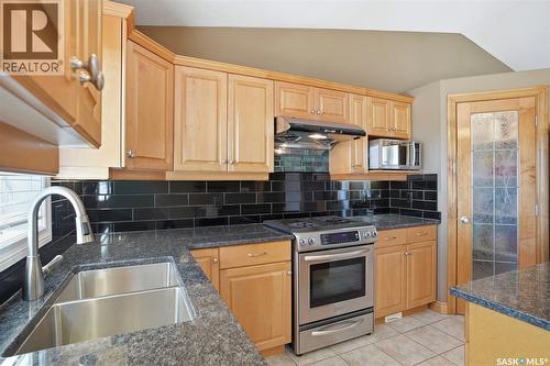 511 Greaves Lane, Saskatoon, SK - Indoor Photo Showing Kitchen With Stainless Steel Kitchen With Double Sink