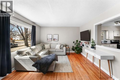 716 18Th Avenue E, Regina, SK - Indoor Photo Showing Living Room