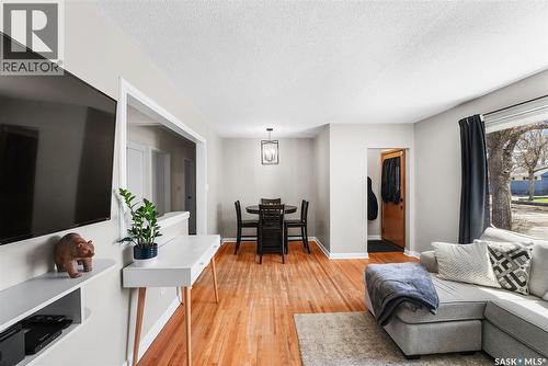 716 18Th Avenue E, Regina, SK - Indoor Photo Showing Living Room