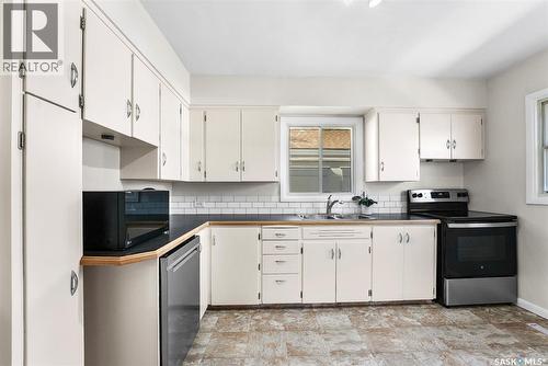716 18Th Avenue E, Regina, SK - Indoor Photo Showing Kitchen With Double Sink