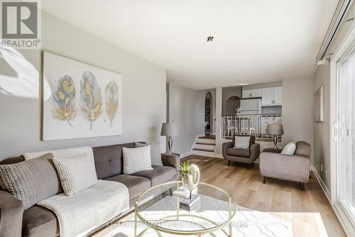 217 Lawnhurst Court, Hamilton, ON - Indoor Photo Showing Living Room