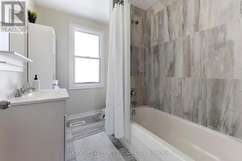 111 Melrose Avenue N, Hamilton, ON - Indoor Photo Showing Bathroom