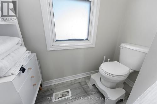 111 Melrose Avenue N, Hamilton, ON - Indoor Photo Showing Bathroom