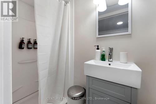 111 Melrose Avenue N, Hamilton, ON - Indoor Photo Showing Bathroom