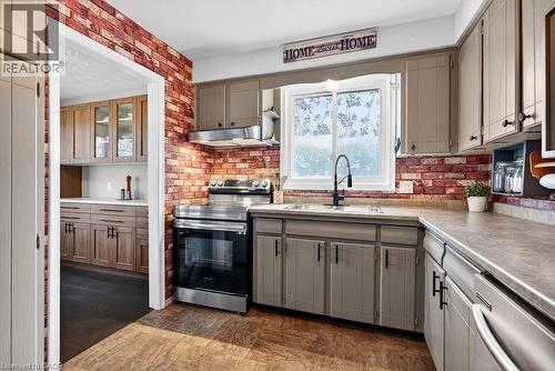 368 Carson Drive, Hamilton, ON - Indoor Photo Showing Kitchen