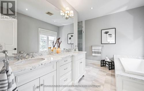 8 Cumberland Drive, Mississauga, ON - Indoor Photo Showing Bathroom