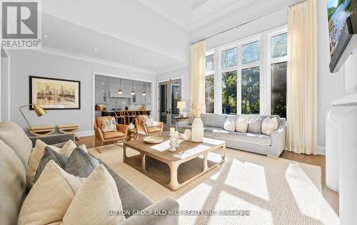 8 Cumberland Drive, Mississauga, ON - Indoor Photo Showing Living Room