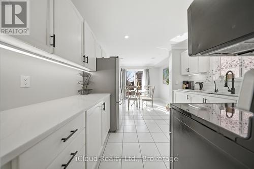 7389 Sandhurst Drive, Mississauga, ON - Indoor Photo Showing Kitchen