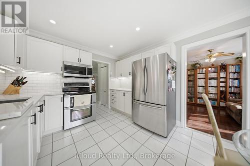 7389 Sandhurst Drive, Mississauga, ON - Indoor Photo Showing Kitchen With Upgraded Kitchen