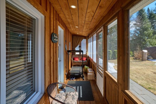 Hall d'entrée/Vestibule - 178 Route 329, Saint-Donat, QC - Indoor Photo Showing Other Room With Fireplace
