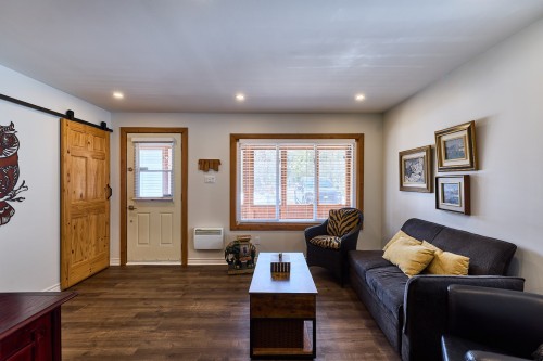 Salon - 178 Route 329, Saint-Donat, QC - Indoor