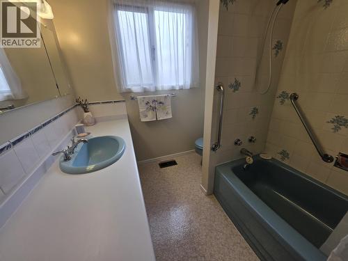 4815 Davis Avenue, Terrace, BC - Indoor Photo Showing Bathroom