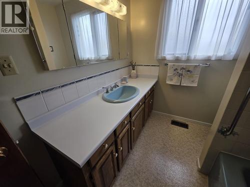 4815 Davis Avenue, Terrace, BC - Indoor Photo Showing Bathroom