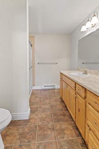 415 16Th Avenue, Creston, BC - Indoor Photo Showing Bathroom