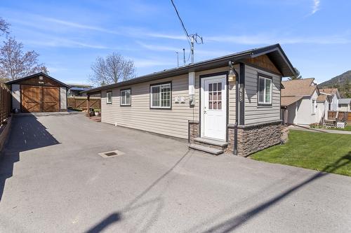 415 16Th Avenue, Creston, BC - Outdoor