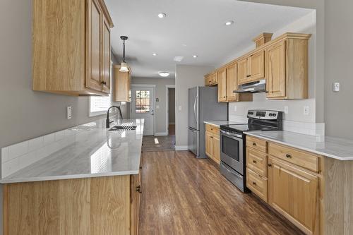 415 16Th Avenue, Creston, BC - Indoor Photo Showing Kitchen