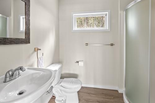 13507 3A Highway, Boswell, BC - Indoor Photo Showing Bathroom