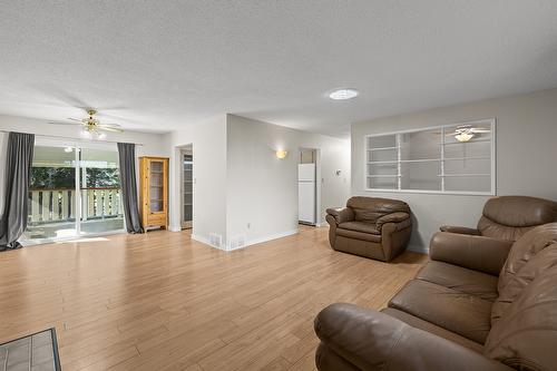 2085 Ruby Road, Kelowna, BC - Indoor Photo Showing Living Room