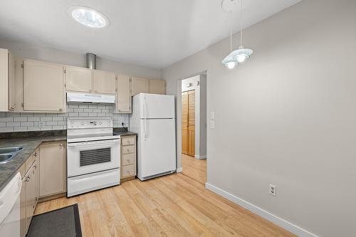 2085 Ruby Road, Kelowna, BC - Indoor Photo Showing Kitchen With Double Sink