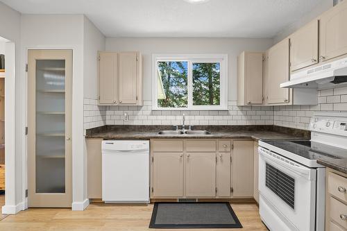 2085 Ruby Road, Kelowna, BC - Indoor Photo Showing Kitchen With Double Sink