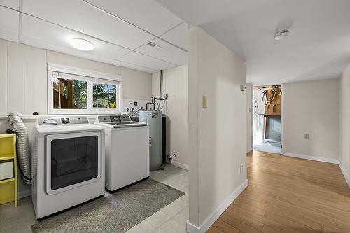 2085 Ruby Road, Kelowna, BC - Indoor Photo Showing Laundry Room