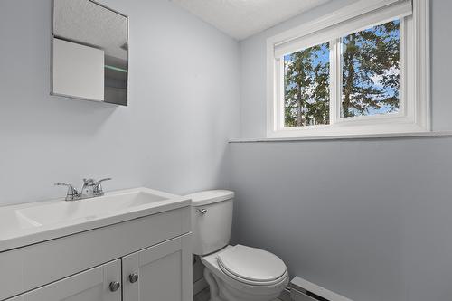 2085 Ruby Road, Kelowna, BC - Indoor Photo Showing Bathroom