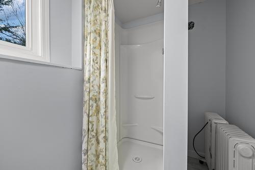 2085 Ruby Road, Kelowna, BC - Indoor Photo Showing Bathroom