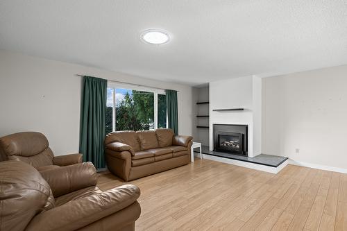 2085 Ruby Road, Kelowna, BC - Indoor Photo Showing Living Room With Fireplace