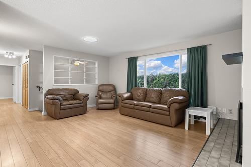 2085 Ruby Road, Kelowna, BC - Indoor Photo Showing Living Room