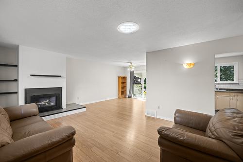 2085 Ruby Road, Kelowna, BC - Indoor Photo Showing Living Room With Fireplace