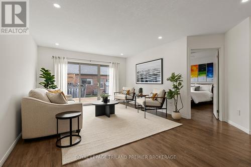 20 - 215 North Centre Road, London North (North B), ON - Indoor Photo Showing Living Room