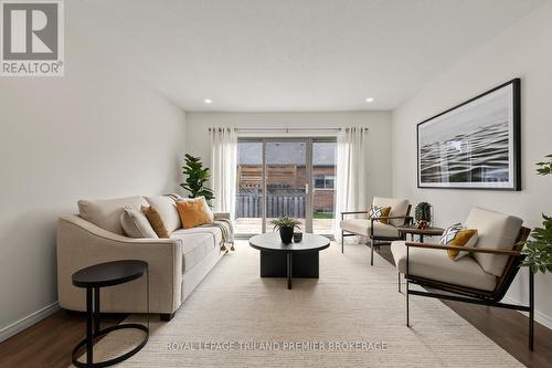 20 - 215 North Centre Road, London North (North B), ON - Indoor Photo Showing Living Room