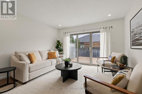 20 - 215 North Centre Road, London North (North B), ON - Indoor Photo Showing Living Room