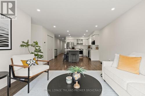 20 - 215 North Centre Road, London North (North B), ON - Indoor Photo Showing Living Room