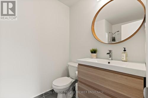 20 - 215 North Centre Road, London North (North B), ON - Indoor Photo Showing Bathroom