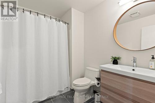 20 - 215 North Centre Road, London North (North B), ON - Indoor Photo Showing Bathroom
