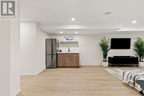 20 - 215 North Centre Road, London North (North B), ON - Indoor